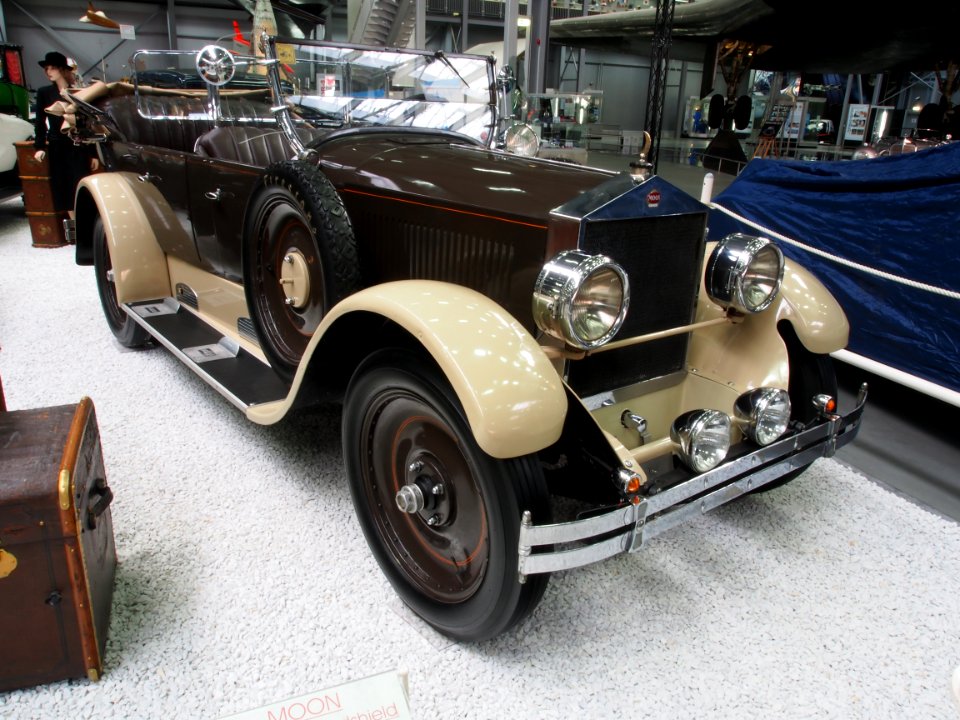 1920_Beige-brown_Moon_6-28_Dual-Windshield_Touring_pic1