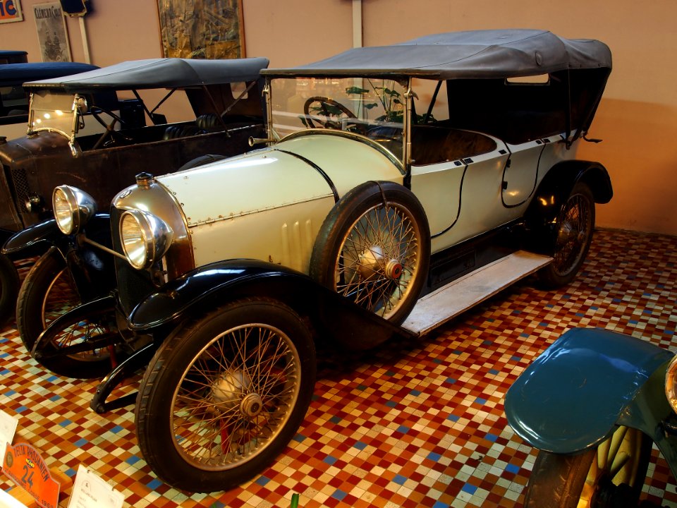 1923_Rolland_Pilan_R_P,_four_cylinder_10CV_torpedo_carosserie,_at_the_Musée_Automobile_de_Vendée_pic-4