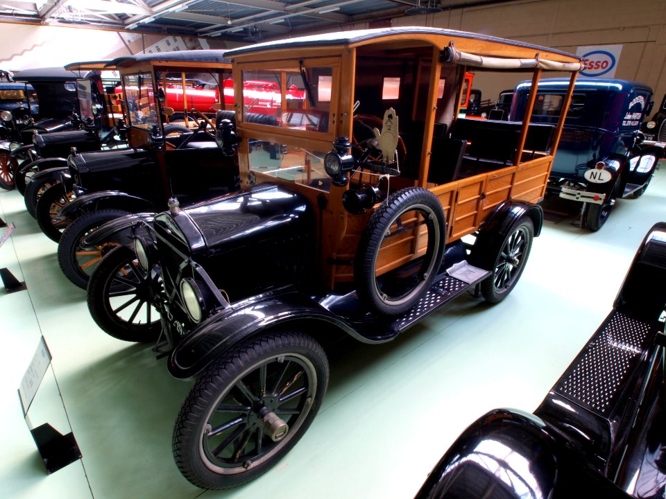 1923_Ford_Model_T_Passenger_Bus_pic2