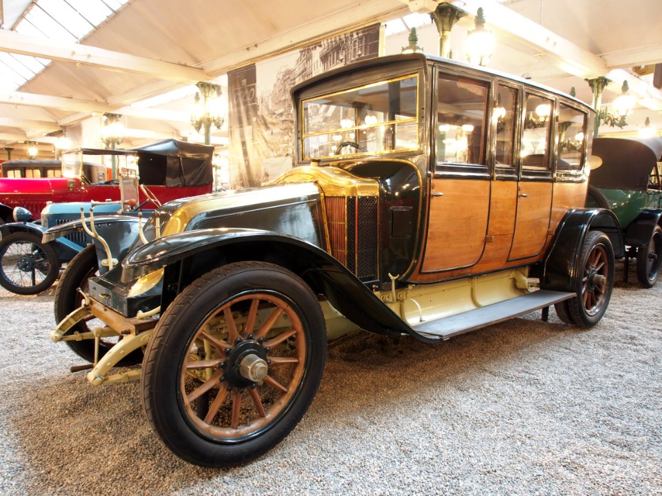 1920_Renault_Limousine_EU,_4_cylinder,_12hp,_2815cm3,_60kmh,_photo_1