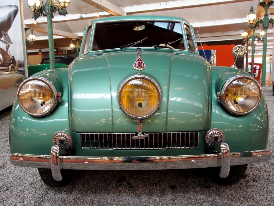 1937_Tatra_87,_8_cylinder,_75hp,_2960cm3,_150kmh,_photo_5