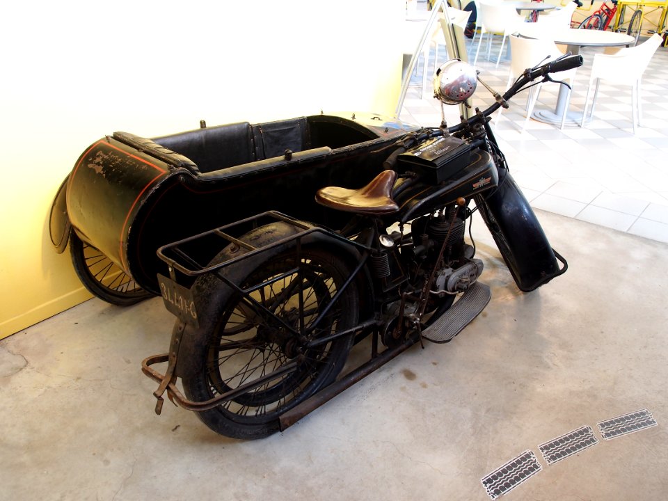 1922_Gnome_Rhone_D_5cv,_Musée_de_la_Moto_et_du_Vélo,_Amneville,_France,_pic-002
