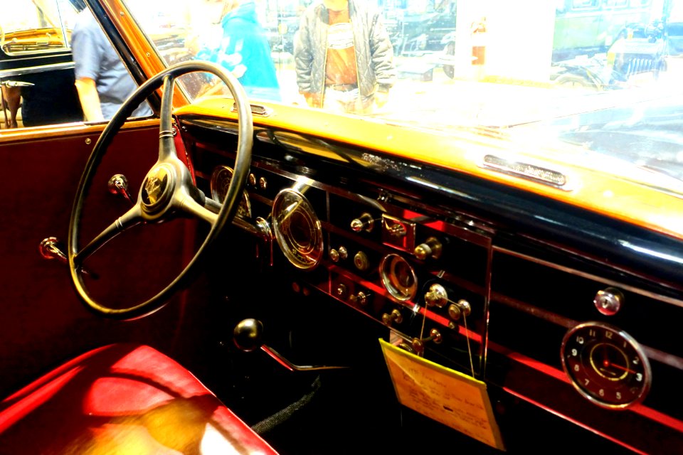 1937_Pierce-Arrow_Town_Car_-_Automobile_Driving_Museum_-_El_Segundo,_CA_-_DSC02328