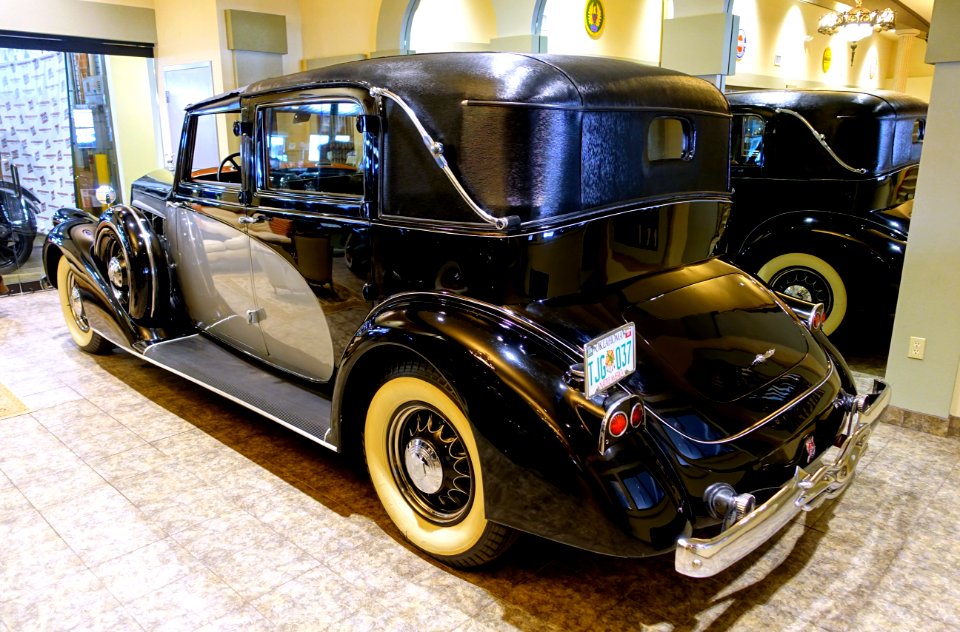 1937_Pierce-Arrow_Town_Car_-_Automobile_Driving_Museum_-_El_Segundo,_CA_-_DSC02324