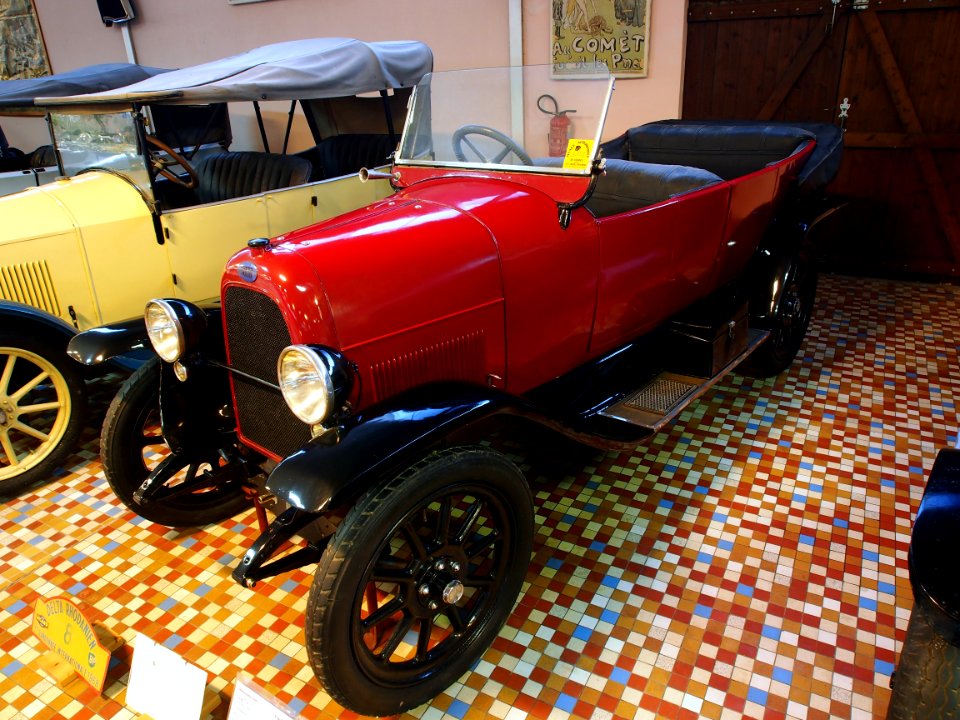 1921_Fiat_501_Torpedo_10CV,_1450cc,_4cyl,_at_the_Musée_Automobile_de_Vendée_pic-1
