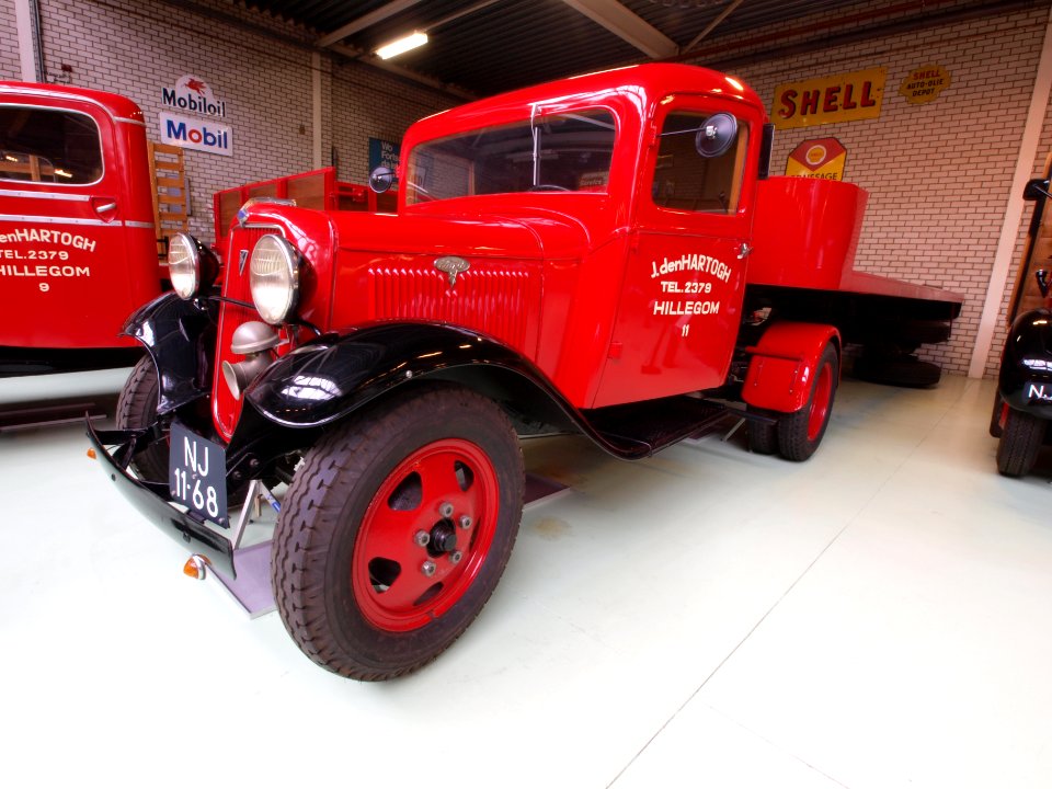 1934_Ford_46-810_with_1951_DAF_trailer_pic4