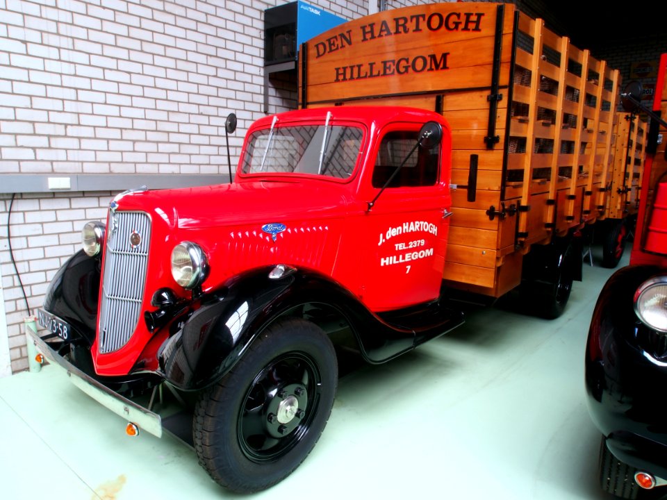 1935_Ford_920-50_Truck_pic2