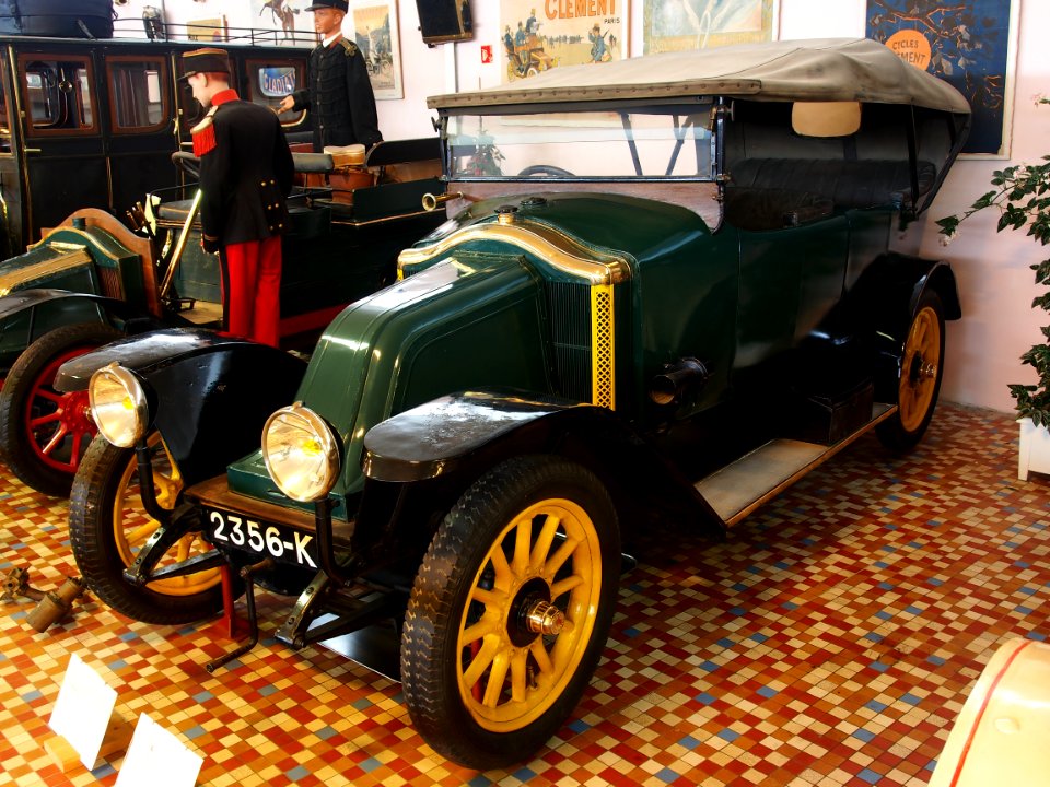 1916_Renault_EU,_four_cylinder,_15hp,_four_seater_tourer_at_the_Musée_Automobile_de_Vendée_pic-2
