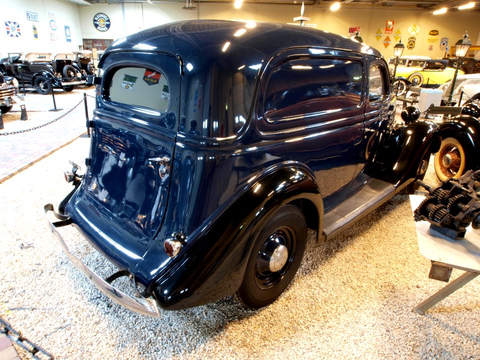 1935_Ford_V8,_48_-_780,_Dedan_Delivery_pic1