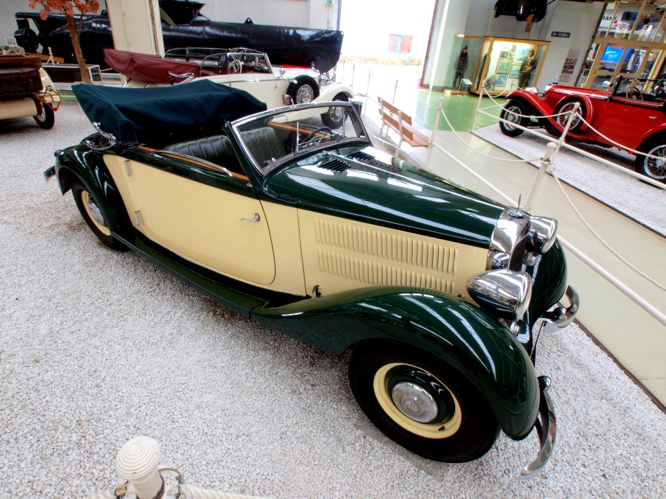 1939_Mercedes_Benz_230_Cabriolet_A_pic2