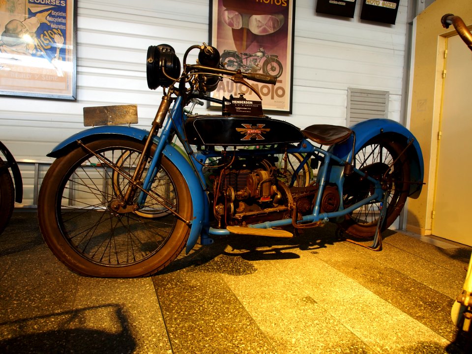 1916_Henderson_4_cylinder_11cv_1200cm3,_Musée_de_la_Moto_et_du_Vélo,_Amneville,_France,_pic-001