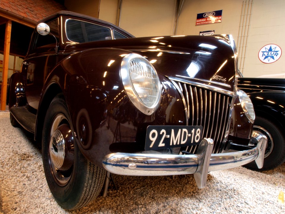 1939_Ford_76_Cabriolet_pic2