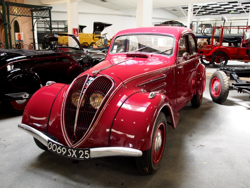 1939_Peugeot_402_B_Legere_Berline_Sport_photo_2