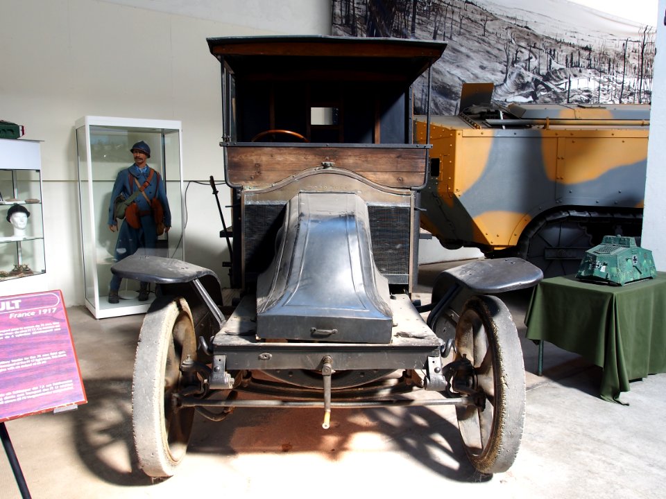 1917_Camion_Renault,_Tanks_in_the_Musée_des_Blindés,_France,_pic-1