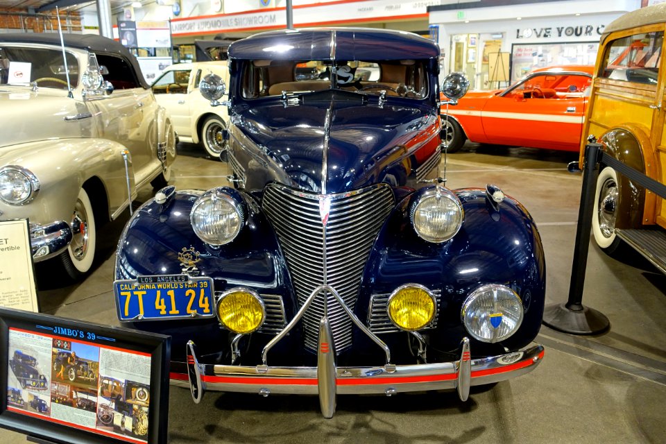 1939_Chevrolet_Master_Deluxe_-_Automobile_Driving_Museum_-_El_Segundo,_CA_-_DSC01638