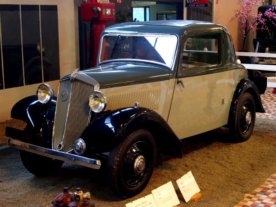 1934_Mathis_T_Y_4CV,_4cyl,_two_seater_with_Dicky_seat_at_the_Musée_Automobile_de_Vendée_pic-2