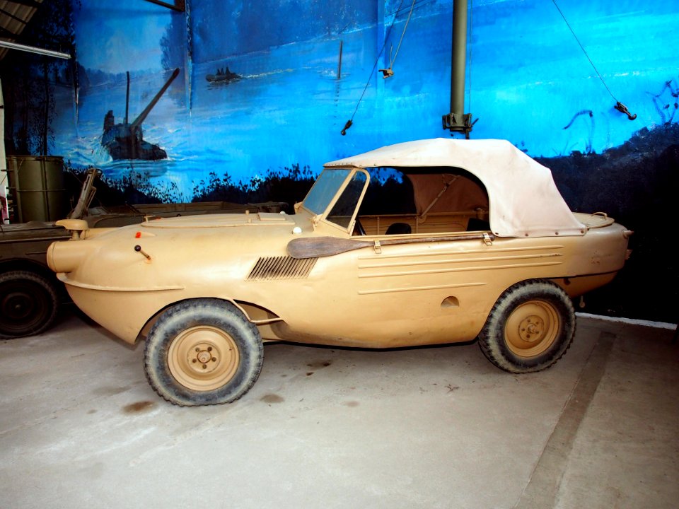 1935_Trippelwagen_(amphibian),_Musée_des_Blindés,_France,_pic-5