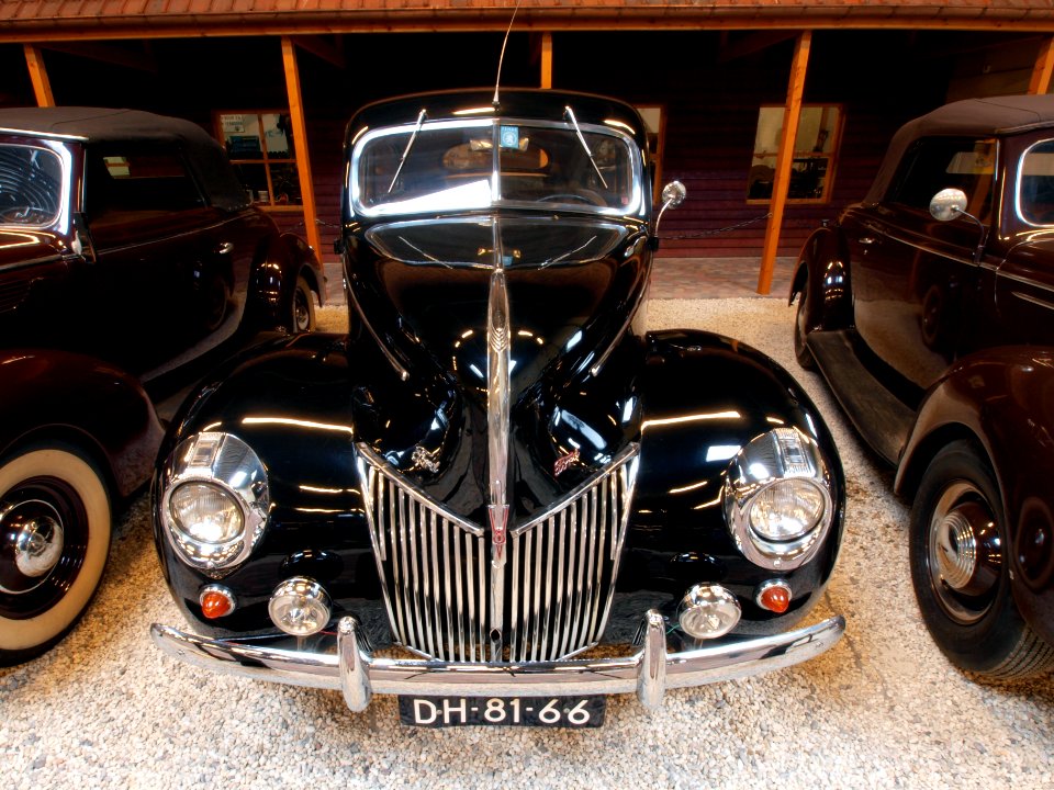 1939_Ford_70_L_Tudor_Sedan_pic2