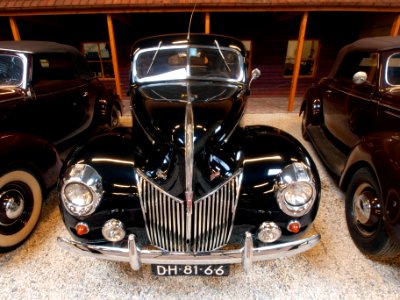 1939_Ford_70_L_Tudor_Sedan_pic2