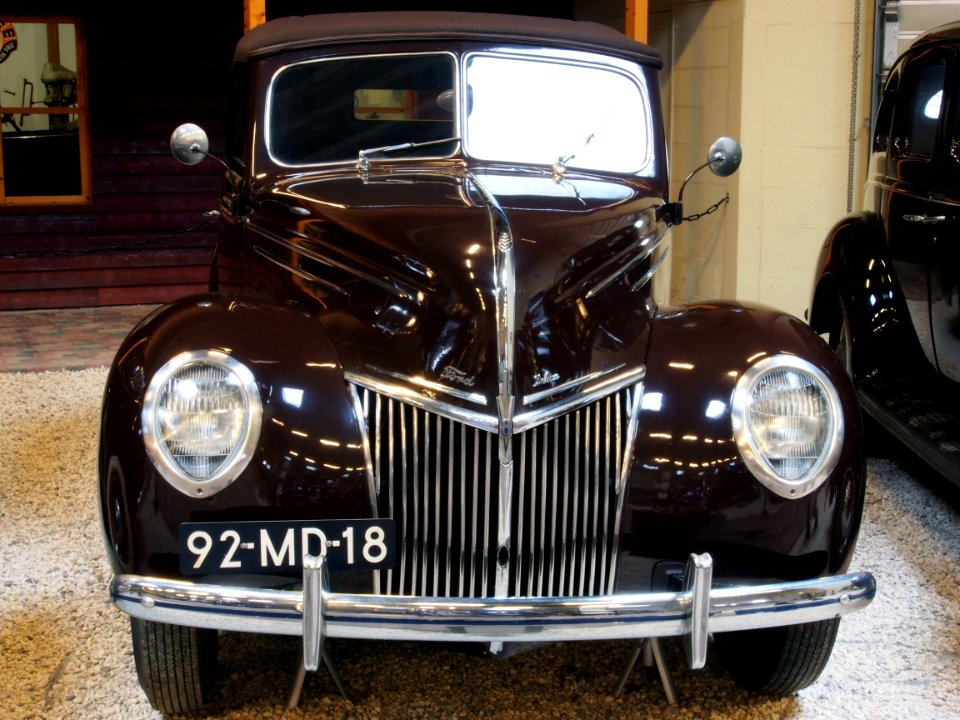 1939_Ford_76_Cabriolet_pic3