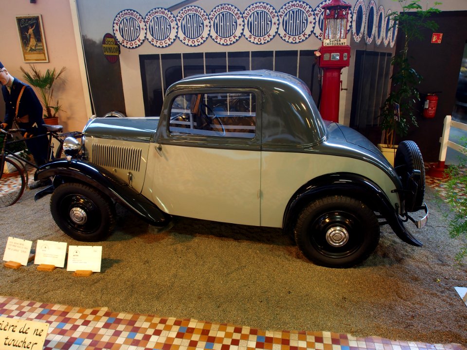 1934_Mathis_T_Y_4CV,_4cyl,_two_seater_with_Dicky_seat_at_the_Musée_Automobile_de_Vendée_pic-1