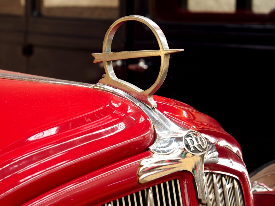 1935-1936_REO_Flying_Cloud_Six_hood_ornament_and_logo,_6_cylinders,_4200_cm3,_90_cv,_pic3