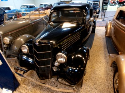 1935_Ford_770_pic1
