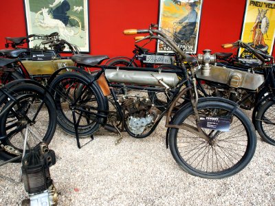 1912_Peugeot_MD2,_3cv_2_cylinder,_Musée_de_la_Moto_et_du_Vélo,_Amneville,_France,_pic-001