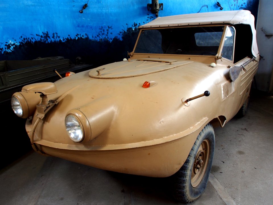 1935_Trippelwagen_(amphibian),_Musée_des_Blindés,_France,_pic-1