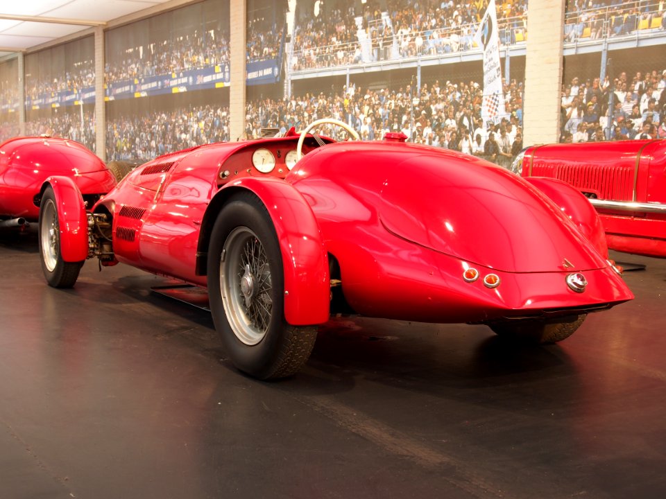 1937_Alfa_Romeo_8C_2900,_8_cylinder,_2905cm3,_200cv,_200kmh,_photo_1