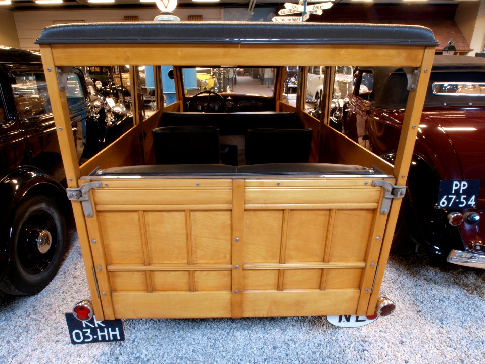 1934_Ford_V8,_46-860_Stationwagon_pic8