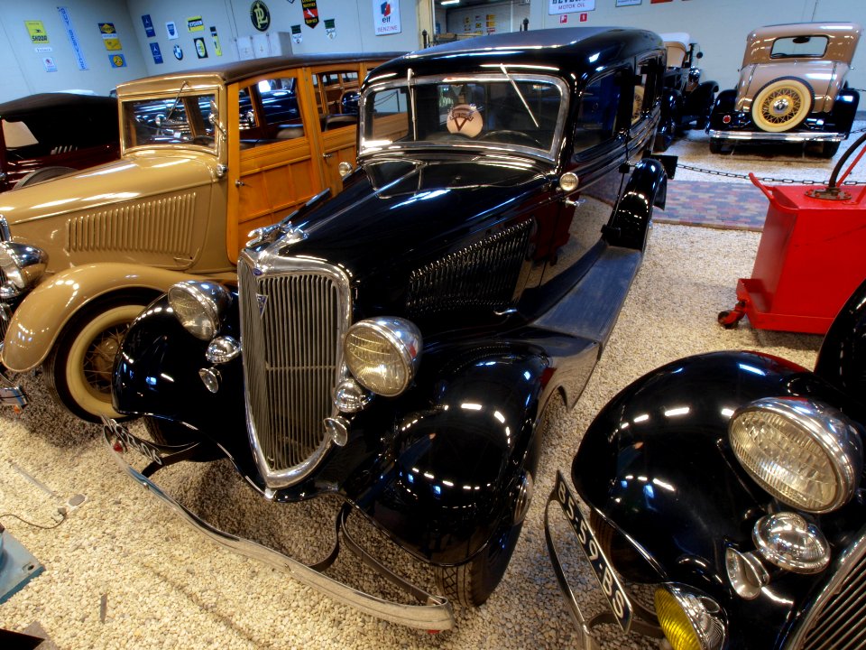 1934_Ford_730_with_extended_carrosserie_pic2