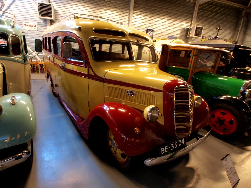 1937_Ford_950_Bus_pic3