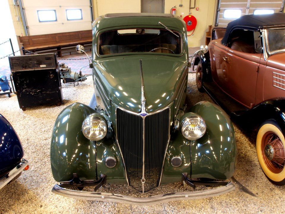 1936_Ford_68_5_Window_Coupé_pic3