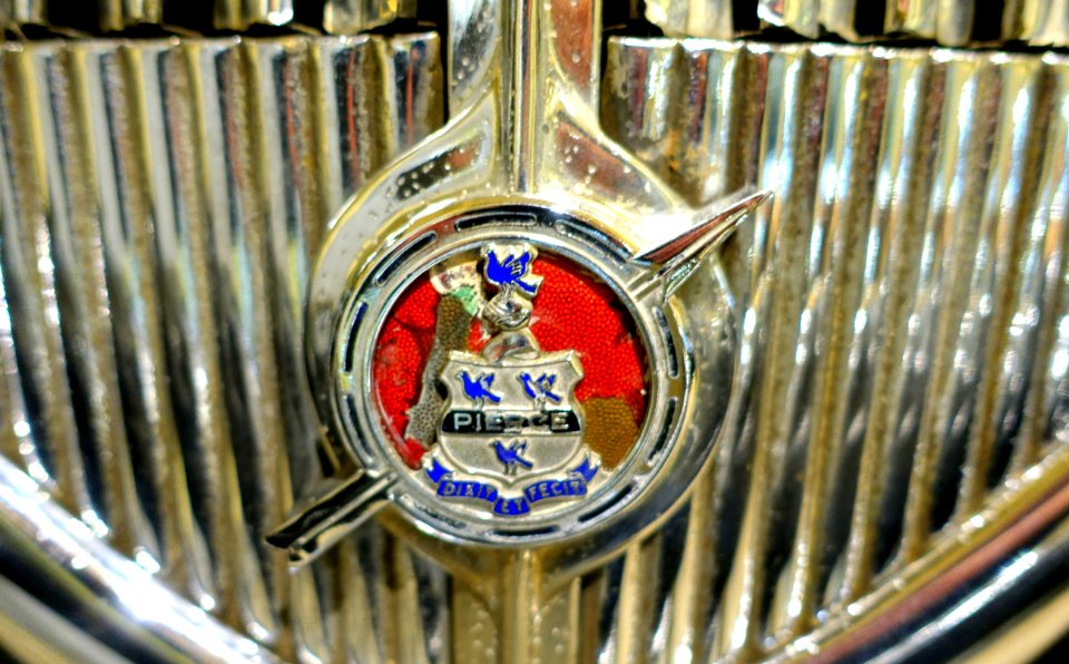 1937_Pierce-Arrow_Town_Car_-_Automobile_Driving_Museum_-_El_Segundo,_CA_-_DSC02318
