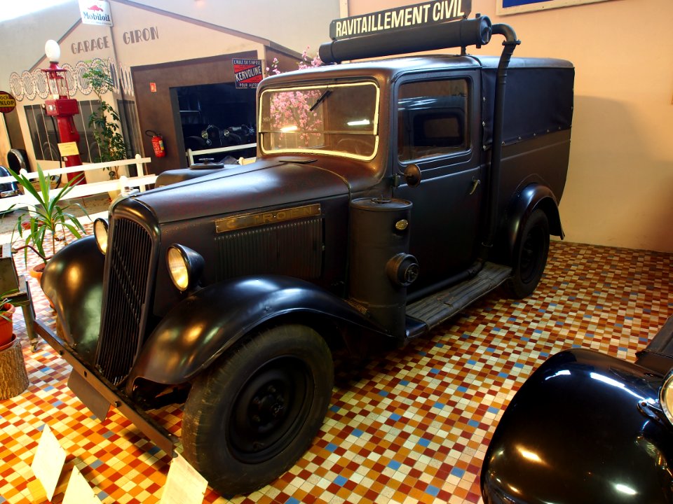 1936_Citroën_7_U_9CV,_4cyl,_fitted_with_GOHIN-POULENC_gasogene_generator_during_WW_II_at_the_Musée_Automobile_de_Vendée_pic-3