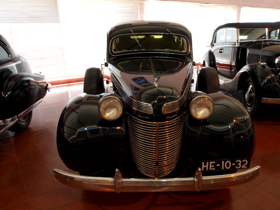 1937_Chrysler_Imperial,_140hp,_5302cc,_130kmh_photo-1