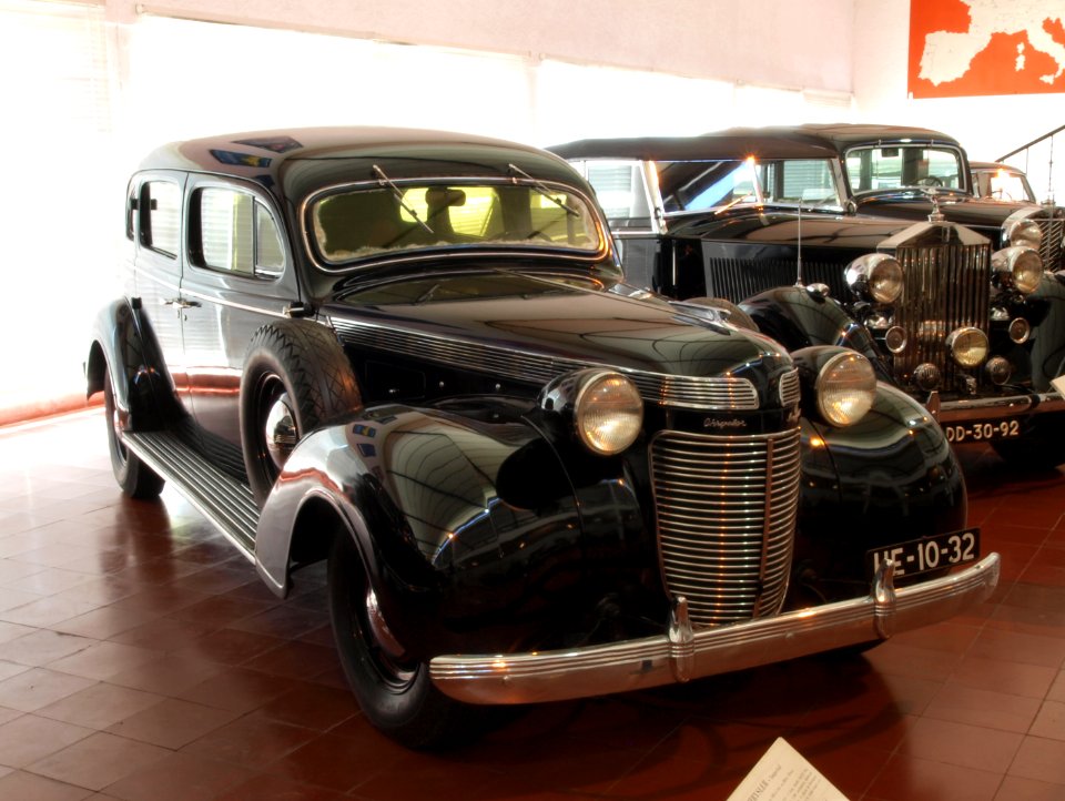 1937_Chrysler_Imperial,_140hp,_5302cc,_130kmh_photo-4