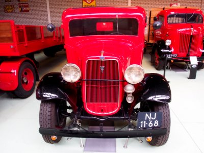 1934_Ford_46-810_with_1951_DAF_trailer_pic2