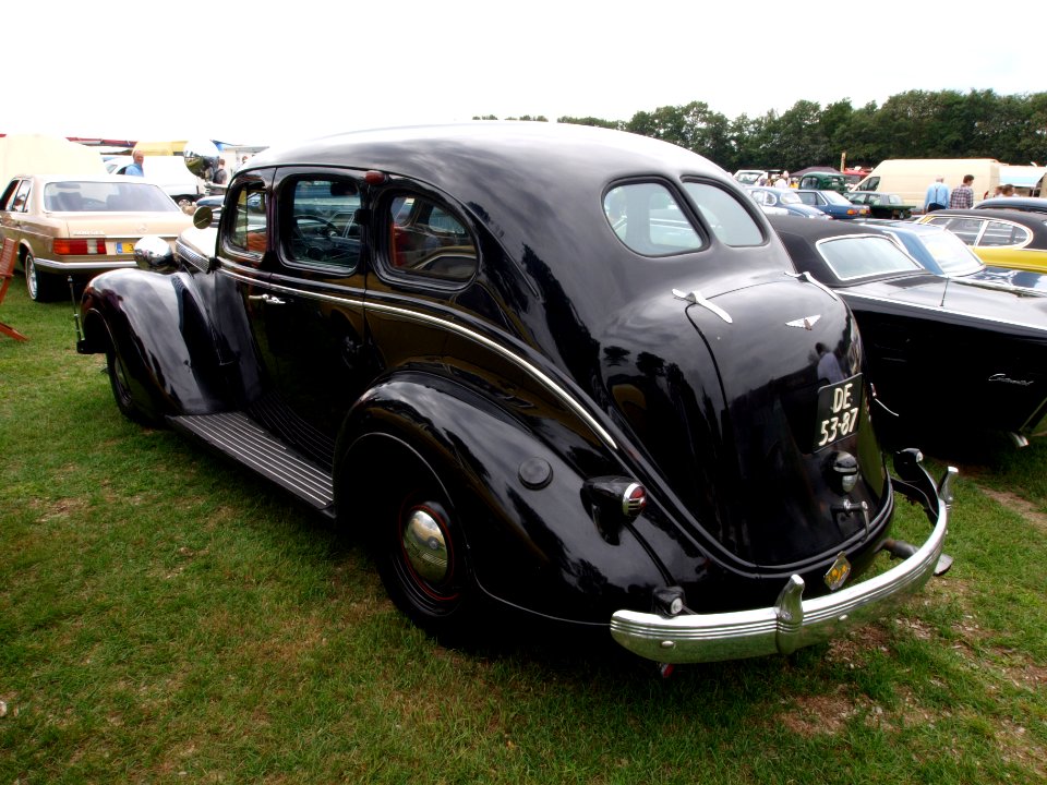 1937_Chrysler_Imperial,_Dutch_licence_registration_DE-53-87_p4