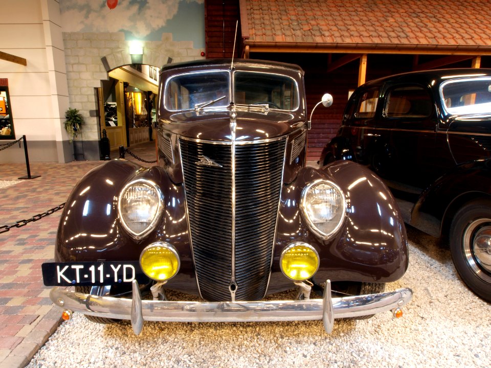 1937_Ford_V8_78_-_790_Stationcar_black_woody_vr_pic4