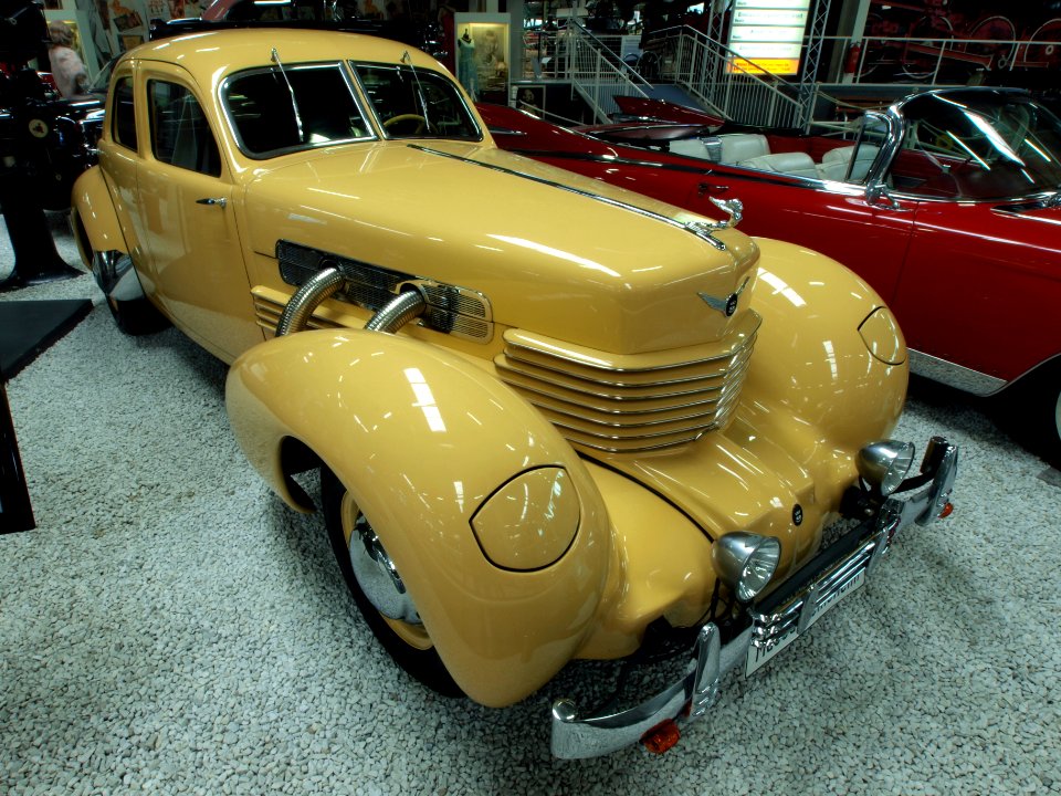 1937_Cord_812_170hp_4900cc_pic2