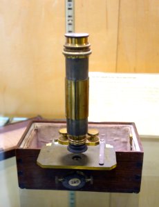 1850-1880,_Nachet_small_brass_chest_microscope,_Nachet_&_Son,_France,_compound_microscope_-_Golub_Collection_of_Antique_Microscopes_-_DSC04716