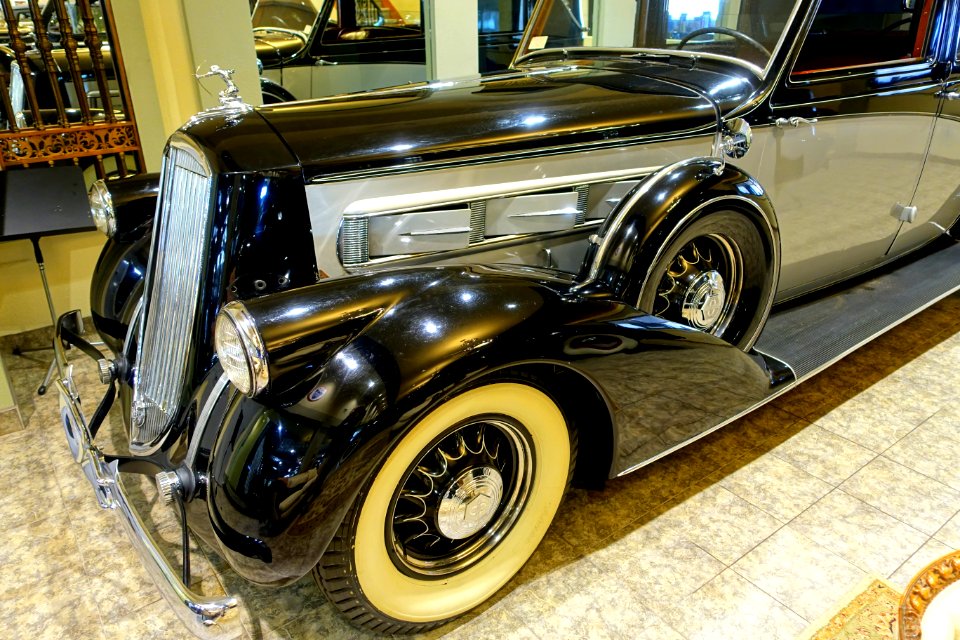 1937_Pierce-Arrow_Town_Car_-_Automobile_Driving_Museum_-_El_Segundo,_CA_-_DSC02320