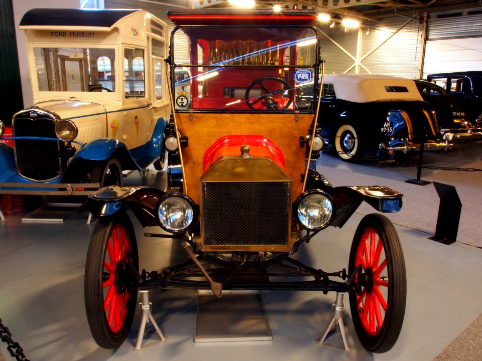 1916_Ford_T_with_Calliaphone_organ_pic2