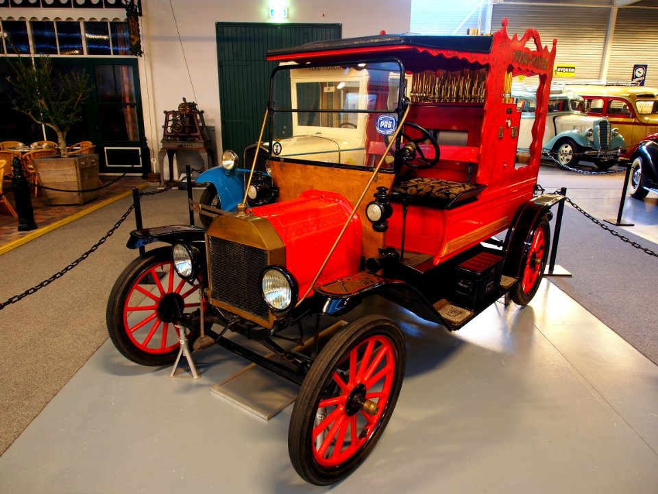 1916_Ford_T_with_Calliaphone_organ_pic1