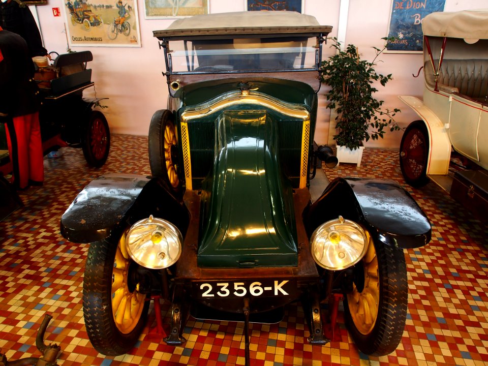 1916_Renault_EU,_four_cylinder,_15hp,_four_seater_tourer_at_the_Musée_Automobile_de_Vendée_pic-3
