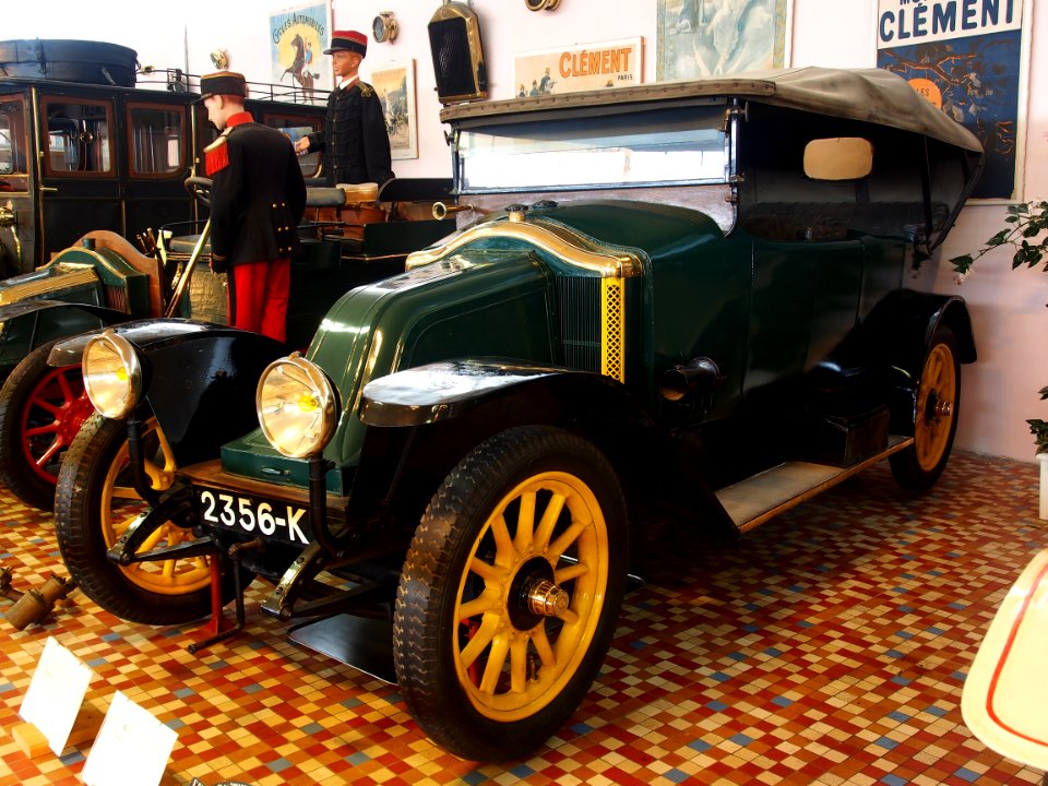 1916_Renault_EU,_four_cylinder,_15hp,_four_seater_tourer_at_the_Musée_Automobile_de_Vendée_pic-1