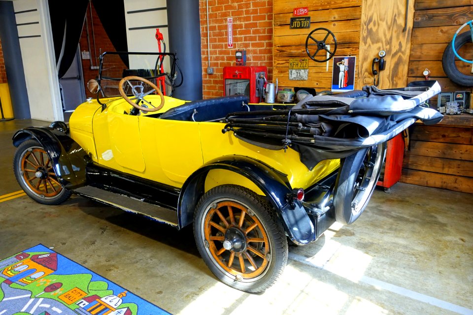 1917_Overland_Runabout_-_Automobile_Driving_Museum_-_El_Segundo,_CA_-_DSC01544