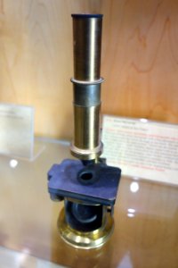 1843_circa,_drum_microscope,_Nachet_&_Son,_France_-_Golub_Collection_of_Antique_Microscopes_-_DSC04785